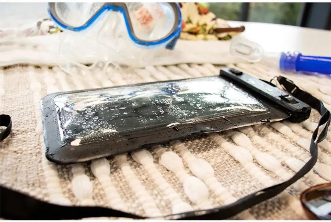 Mobiparts MP-129889 Waterdichte Telefoontas - Universeel - Zwart/Transparant - afbeelding 6 van 6