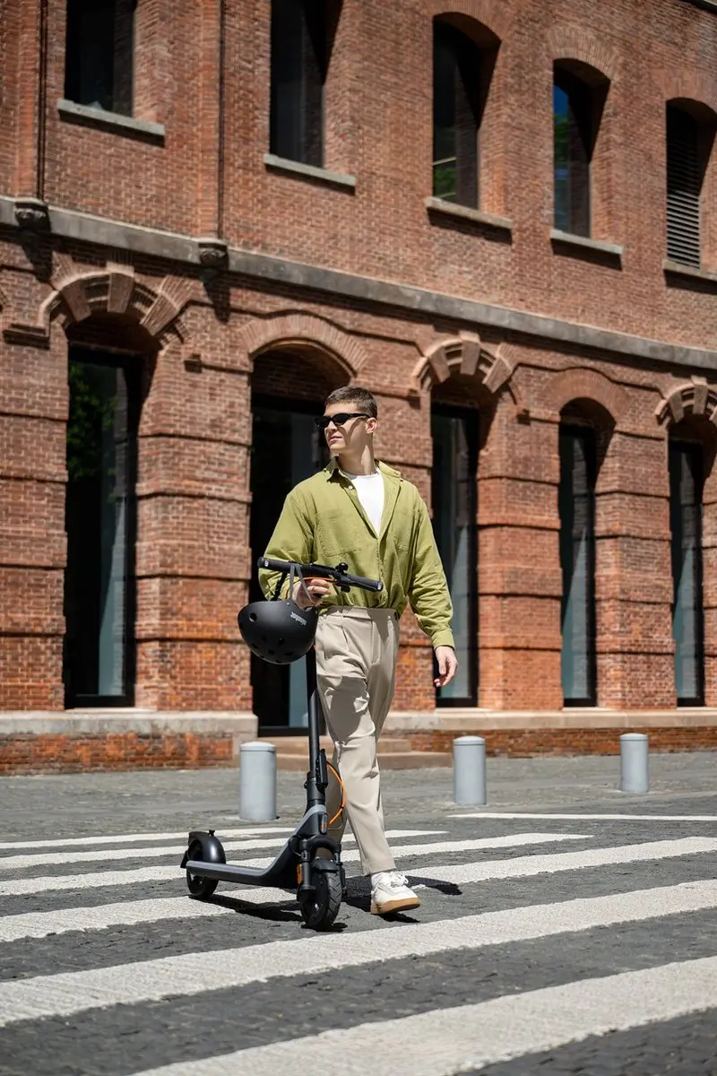 Segway E2PLUSII Elektrische Scooter 500W - 25 km - Zwart/Grijs - afbeelding 6 van 6