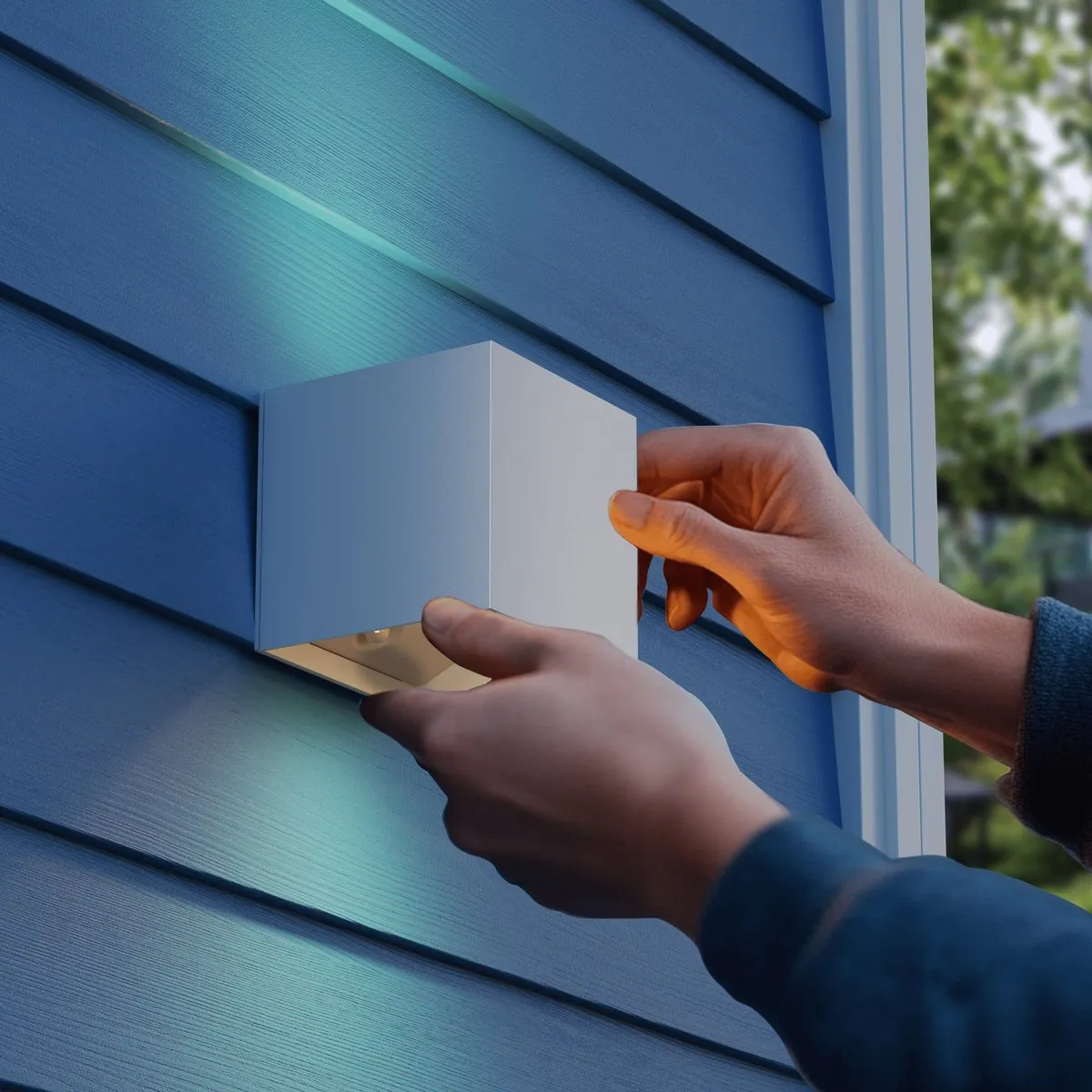 Calex Volterra Oplaadbare Wandlamp Kubus Wit - Oplaadbaar - Up & Down Tuinverlichting - Warm Wit Licht - Voor Binnen en Buiten - Waterdicht - Eenvoudige Installatie - Akku en Draadloos - Bewegingssensor