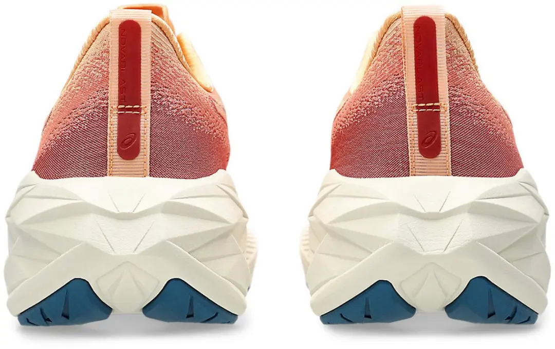 ASICS Novablast 4 Hardloopschoenen 37 - Oranje/Roze