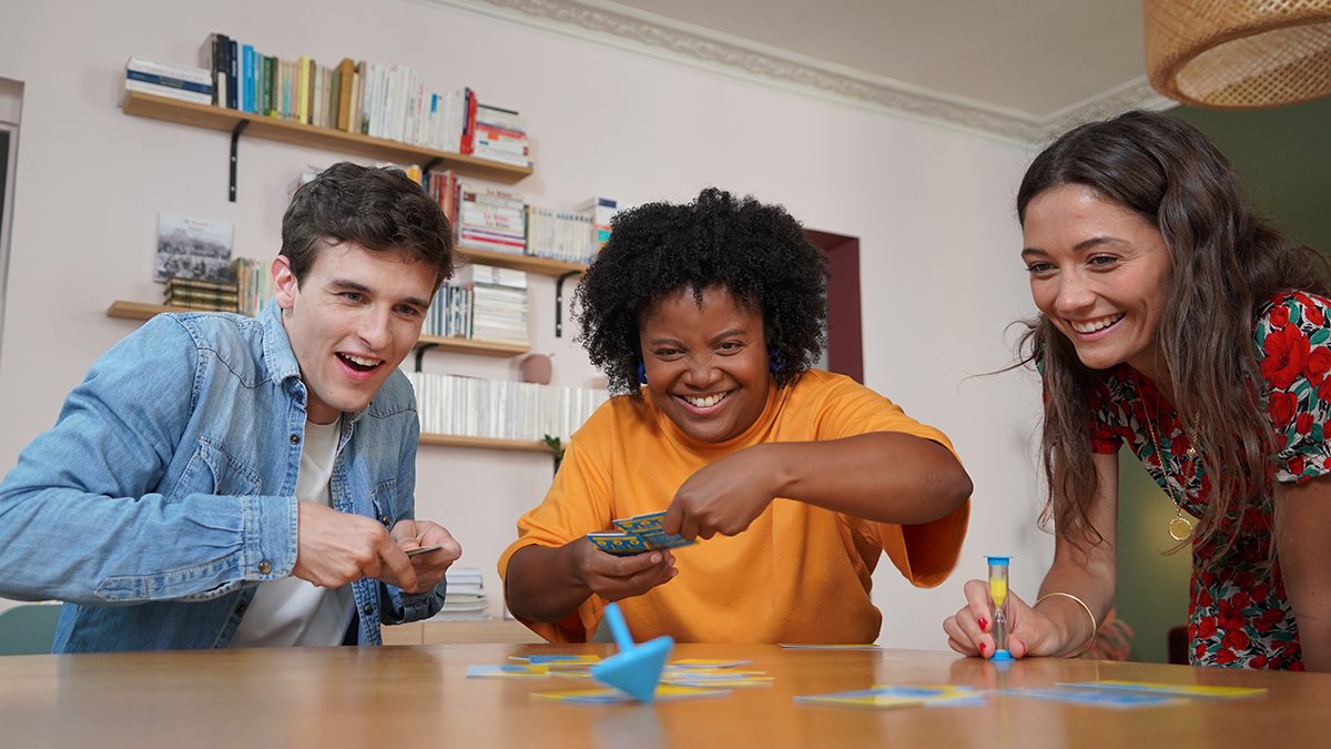 999 Games - Random Talents - Partyspel - Hilarische opdrachten - Gezelschapsspel - Ben jij die Alleskunner? - 2 tot 18 spelers