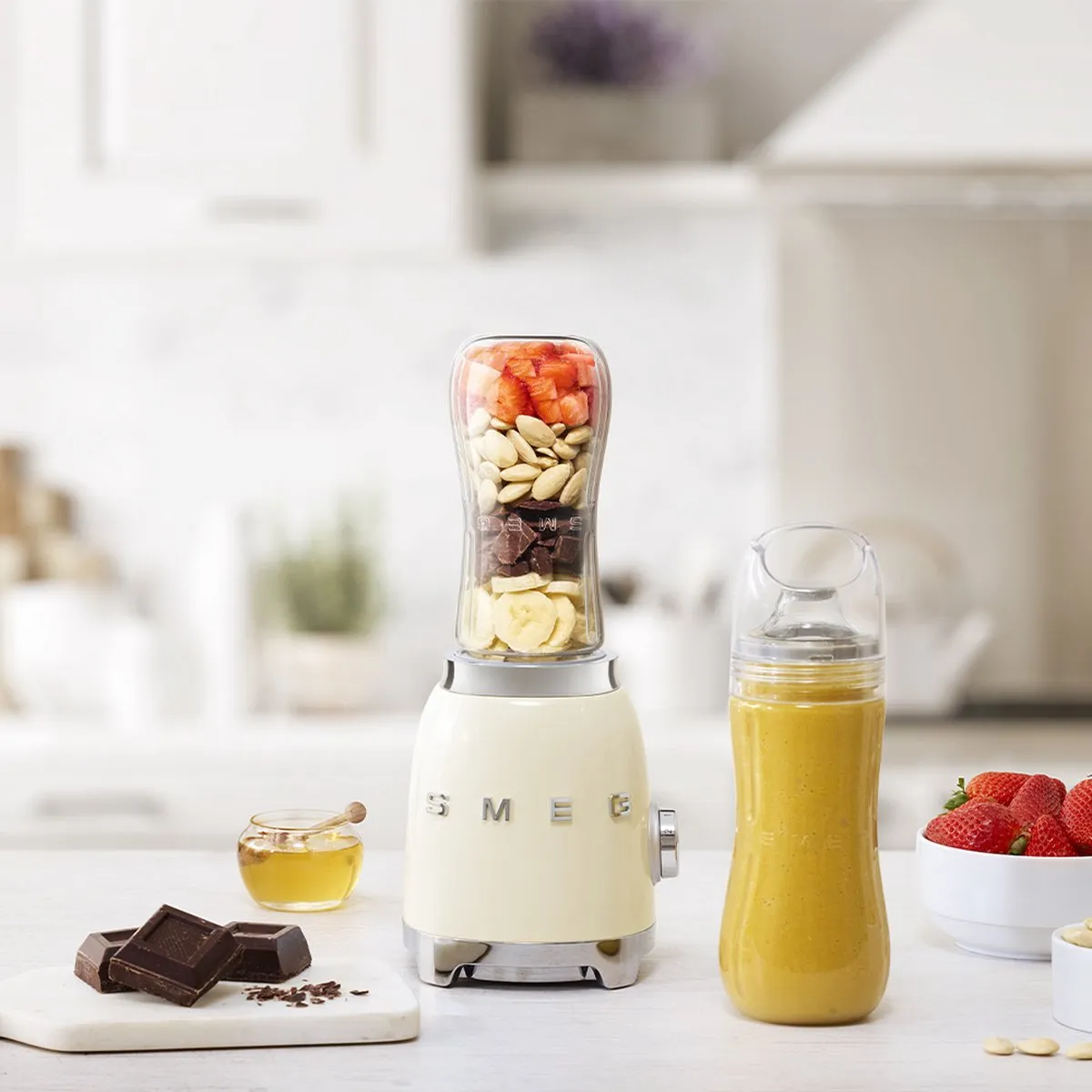 Smeg PBF01CREU Personal Blender 300W - 600ml - Crème - afbeelding 6 van 6