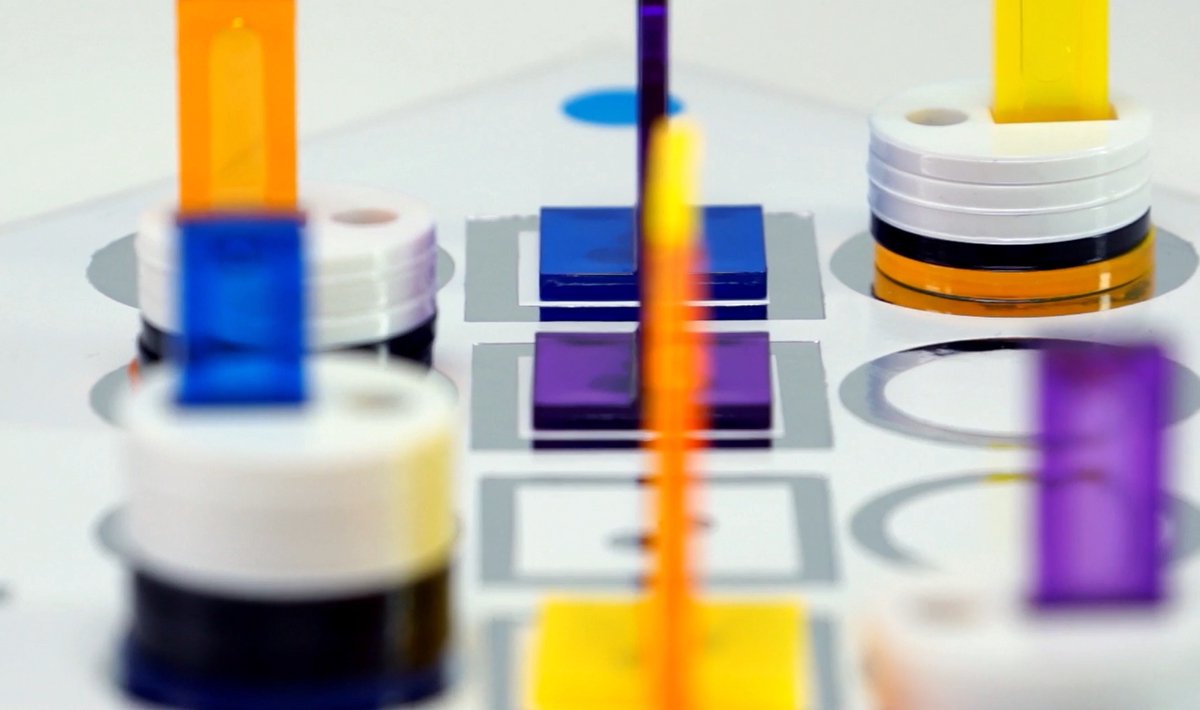 Tactic iKNOW – Bordspel – Quizspel – Kennisspel – 1.600 Vragen - 4.800 Aanwijzingen - 2-6 Spelers – Vanaf 15 jaar - Nederlandse (vernieuwde) editie!