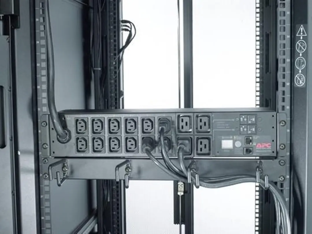 APC AP7822B Metered Rack PDU 32A 230V - 12x C13 & 4x C19 - Zwart