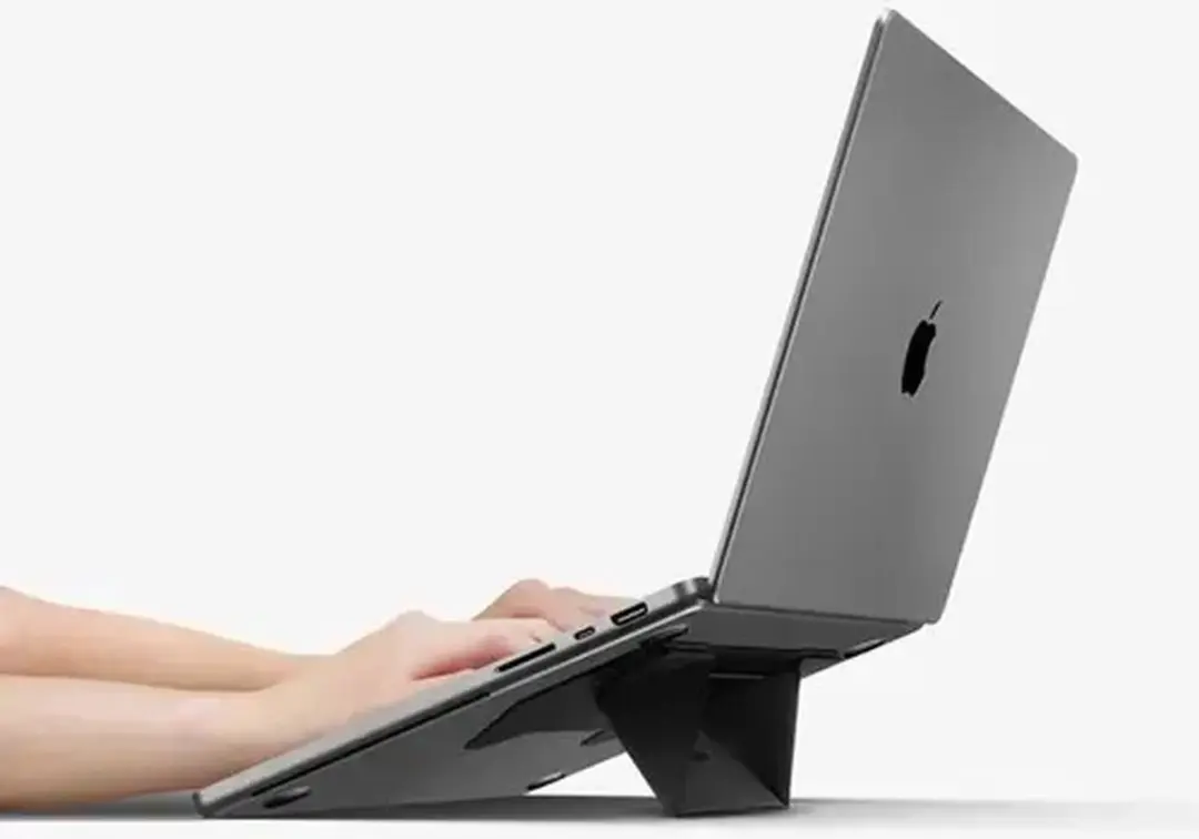 Spigen AMP10403 Laptopstandaard 16" - Zwart