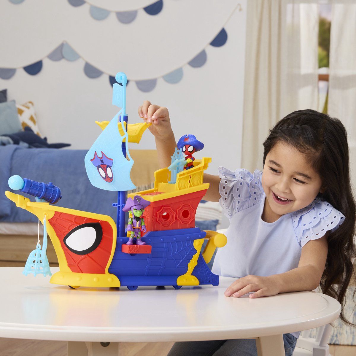 Hasbro Spider-Man piratenschip speelset met actiefiguren en bellen.