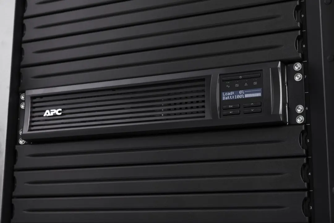 APC Smart-UPS SMT750RMI2UC Noodstroomvoeding 750VA - Rackmount