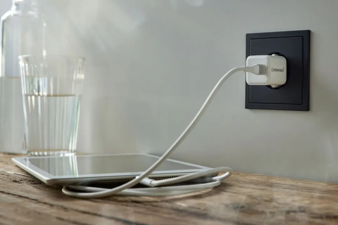 Intenso W30C 30W GaN USB-C Adapter + C315L Lightning Kabel - Wit