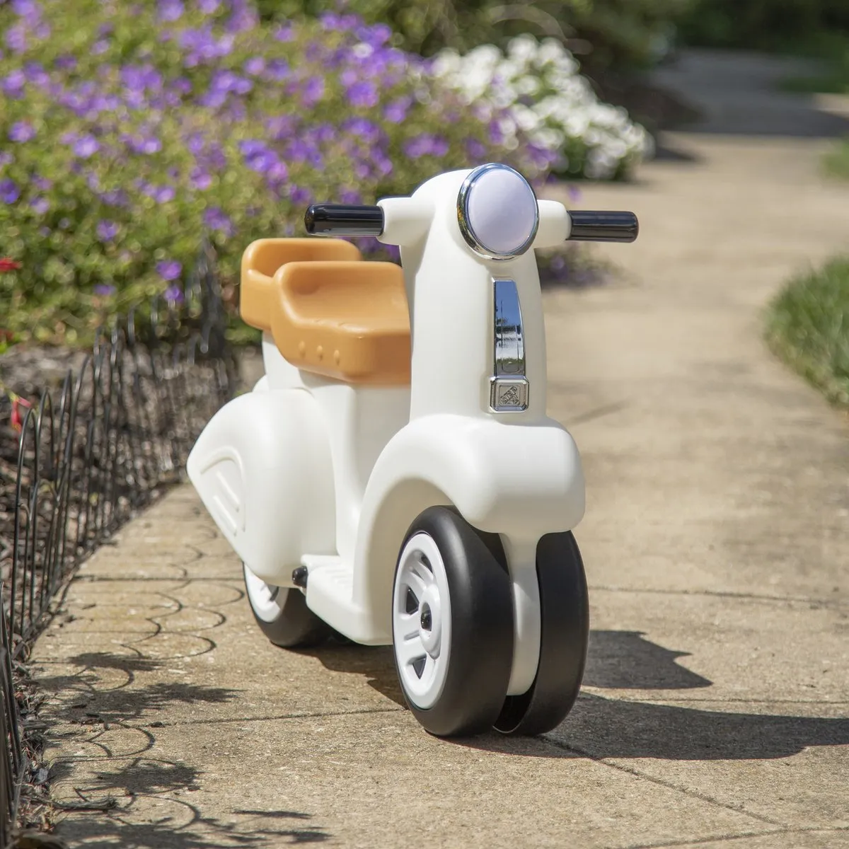 Step2 Ride Along Scooter 420700 - Vintage-stijl Scooter - 12cm Wielen - Wit/Bruin