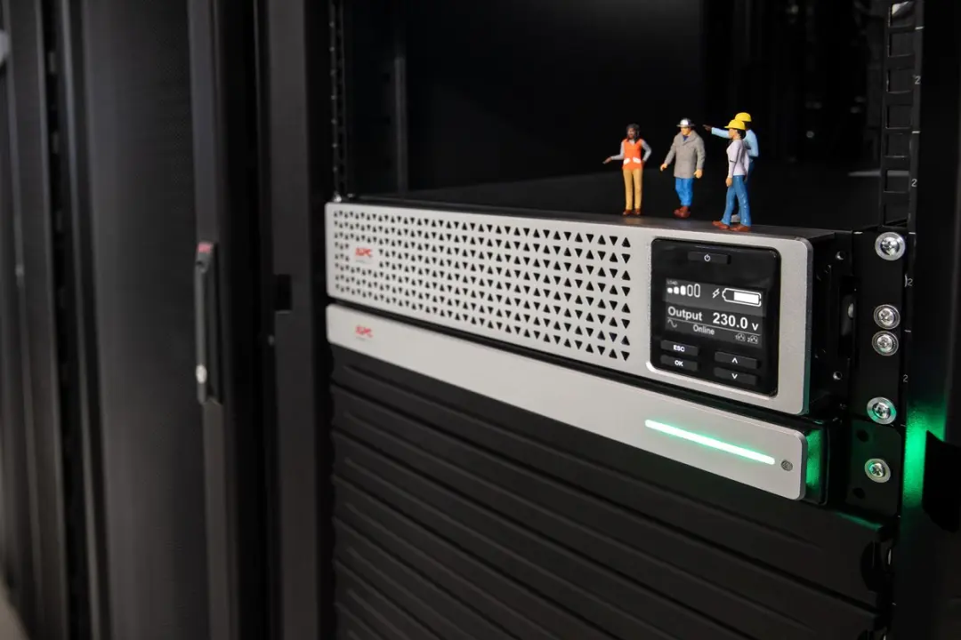 APC Smart-UPS SRTL2200RMLXI Noodstroomvoeding 2200VA - 8x C13/C19 - Zwart