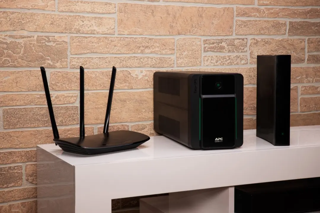 APC Back-UPS BVX2200LI-GR Noodstroomvoeding 2200VA - 4 Stopcontacten