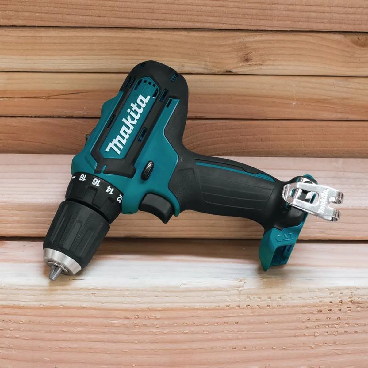 Makita DF331DZJ Boor-/schroefmachine 10,8V - 18 standen