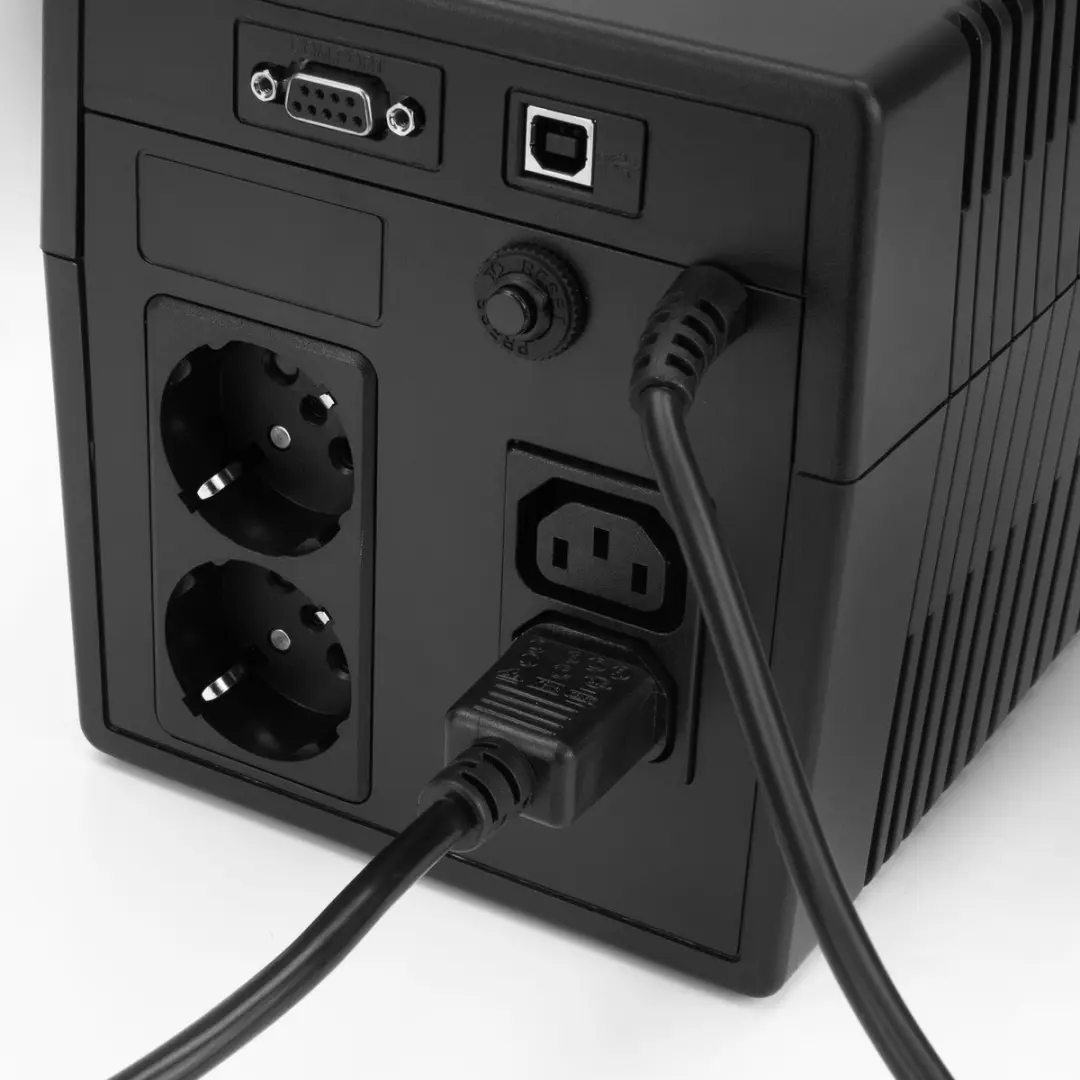 ACT AK5355 Netsnoer C14-C15 Haaks Rechts 0,6m - Zwart