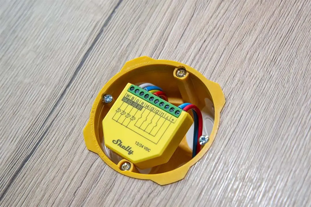 Shelly Plus RGBW PM SNDC-0D4P10WW - Domotica Verlichting - Geel