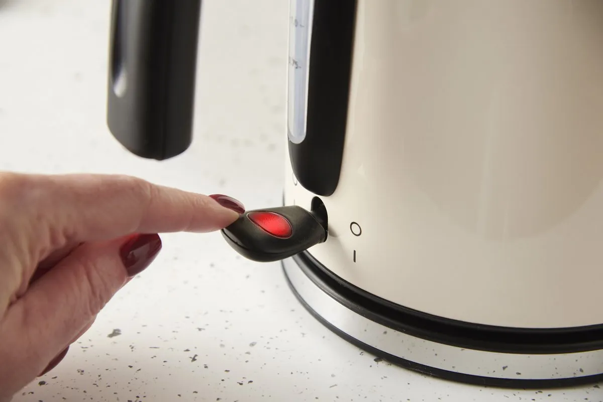 Russell Hobbs Colours Plus Jasmine Waterkoker 2400W 1.7L - Off-White