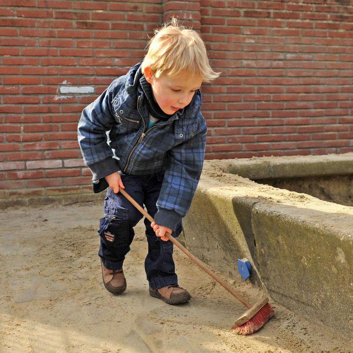 Kindertuingereedschap met rode kruiwagen
