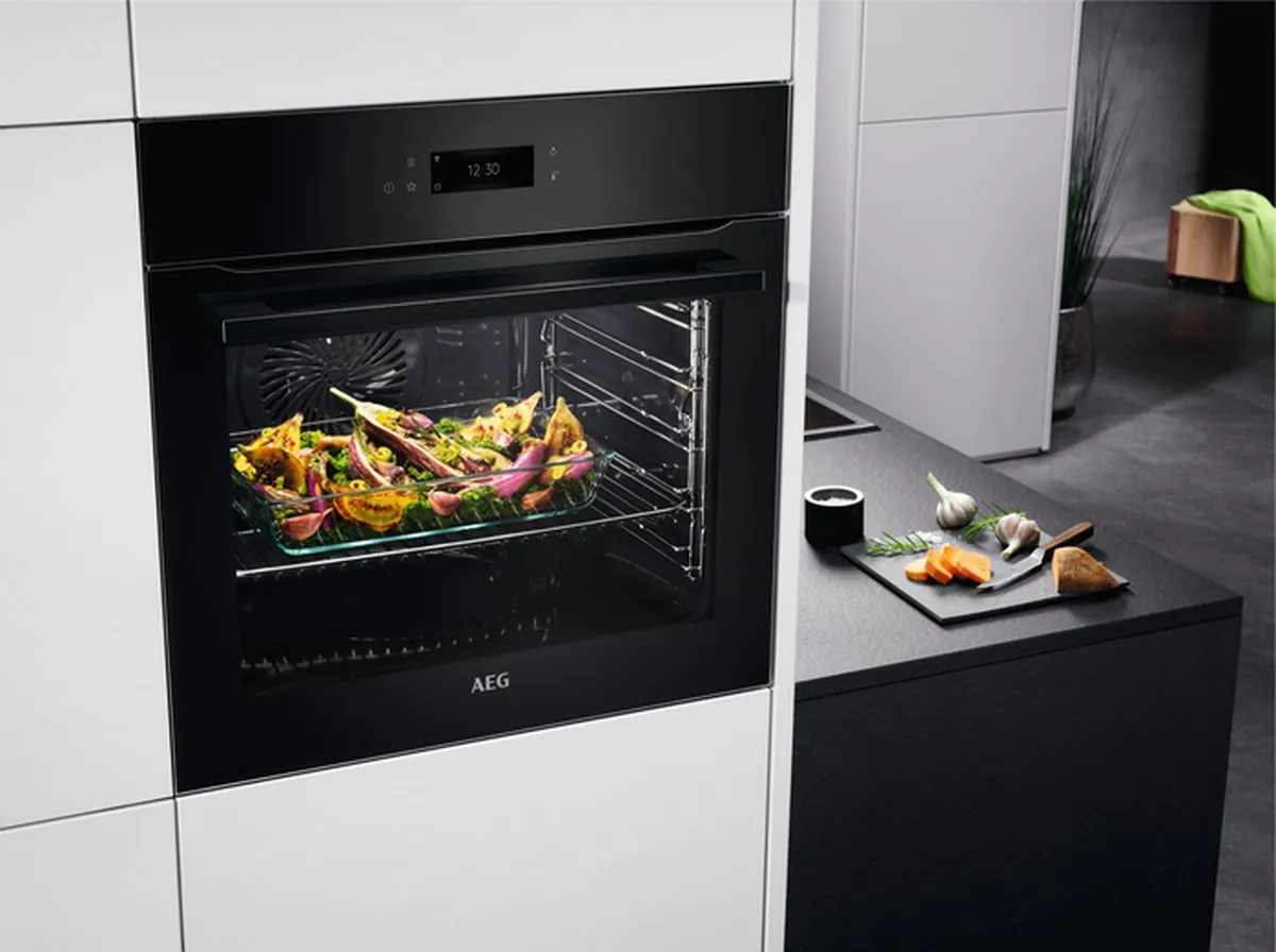 AEG BPE748380B Inbouw Heteluchtoven 71L - Zwart