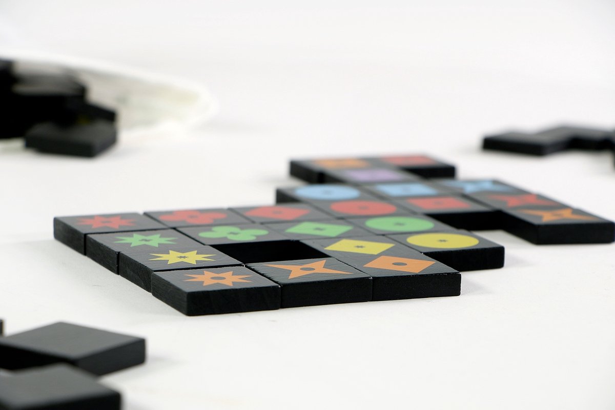 999 Games - Qwirkle - Bordspel - Sinds 2007 meer dan 15 spellenprijzen gewonnen - Familiespel - Gezelschapsspel - Educatief spel - spelregels in NL en FR