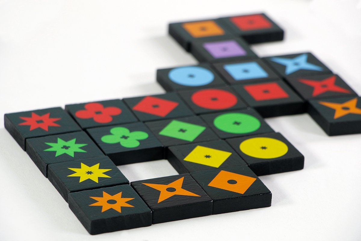 999 Games - Qwirkle - Bordspel - Sinds 2007 meer dan 15 spellenprijzen gewonnen - Familiespel - Gezelschapsspel - Educatief spel - spelregels in NL en FR