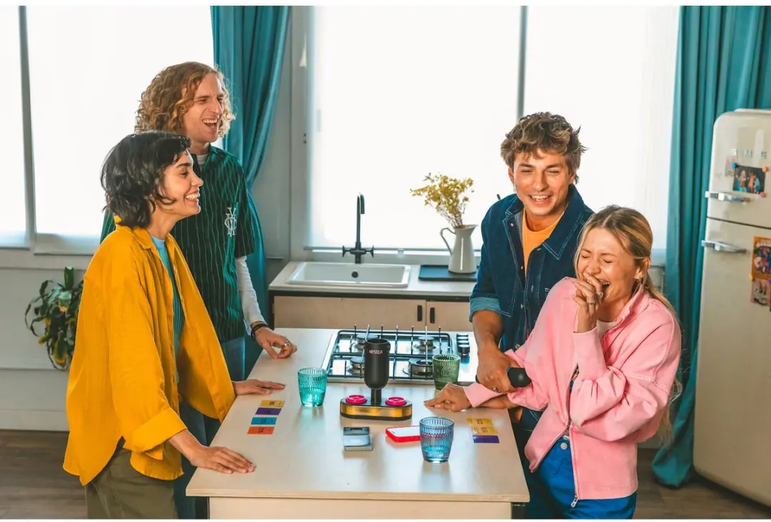 Hitster Flying Mic Nederlandstalig Partyspel - 225 Kaarten - 10 Spelers