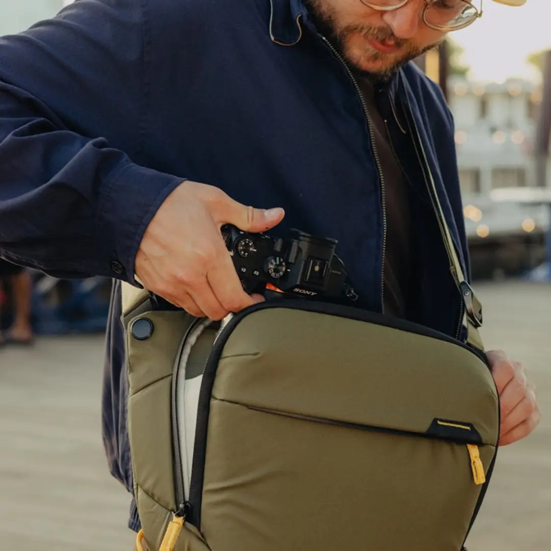 Peak Design Everyday Sling 6L - Olijfgroen - afbeelding 6 van 6