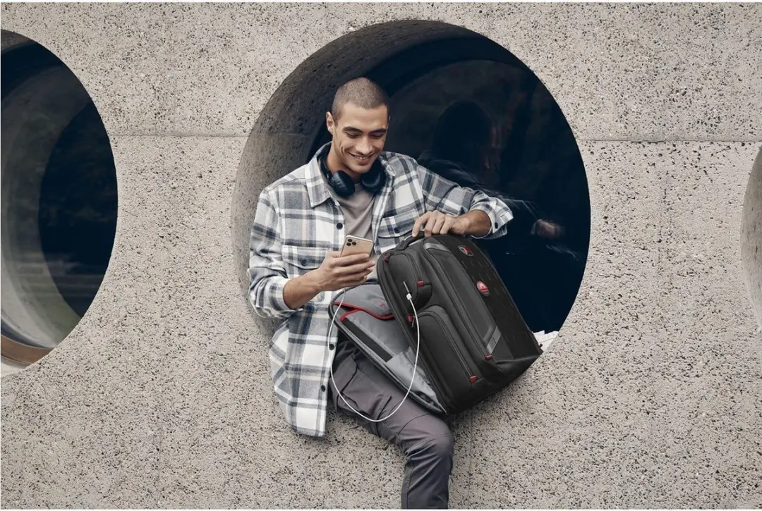 Wenger PlayerOne 17.3" Rugzak 29L - 14" Laptopvak - 10 Vakken - Zwart