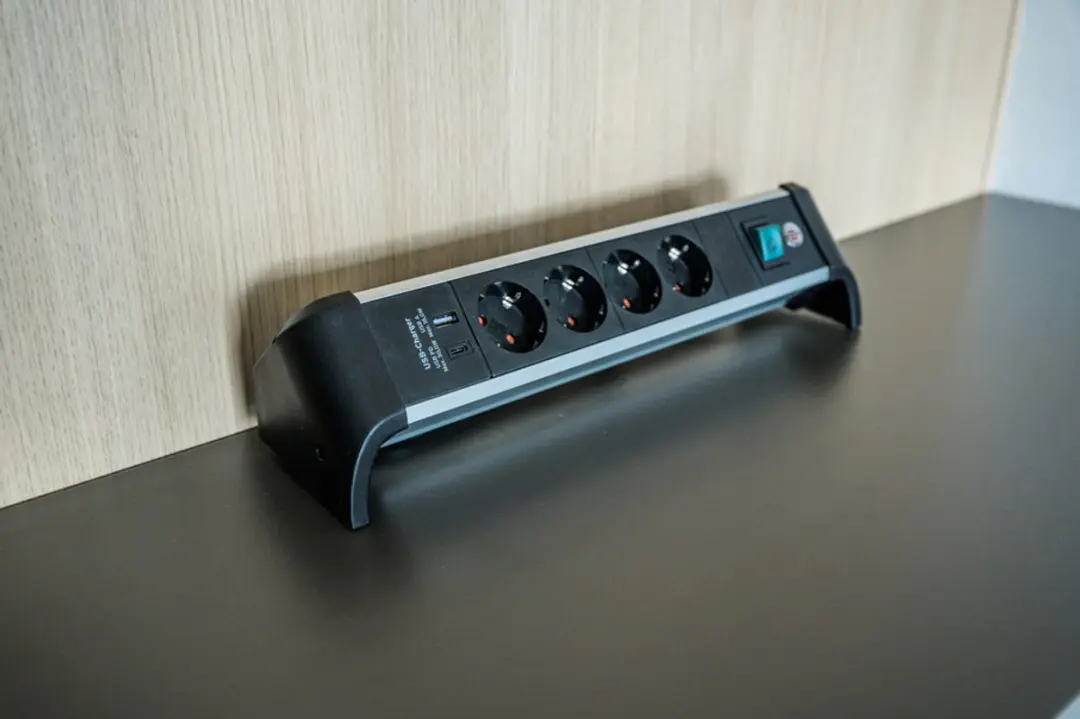 Brennenstuhl Alu-Office-Line USB Stekkerdoos 4x 3600W - Zilver/Zwart