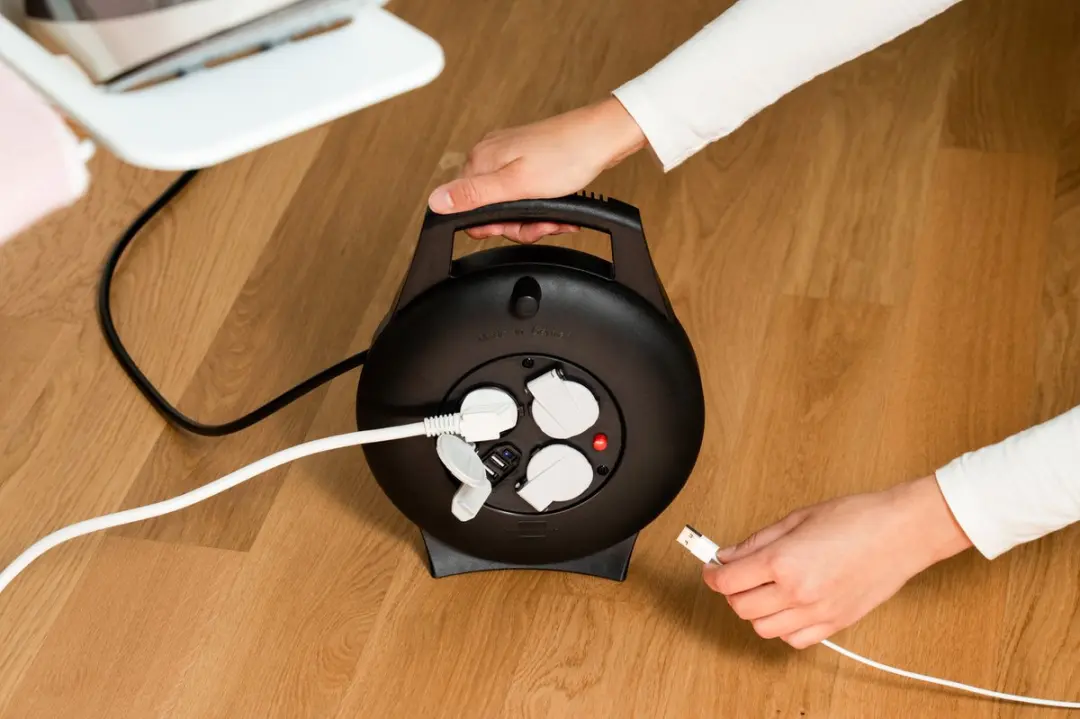 Brennenstuhl Vario Line Kabelbox 3-voudig USB - 10m - 2700W - Zwart