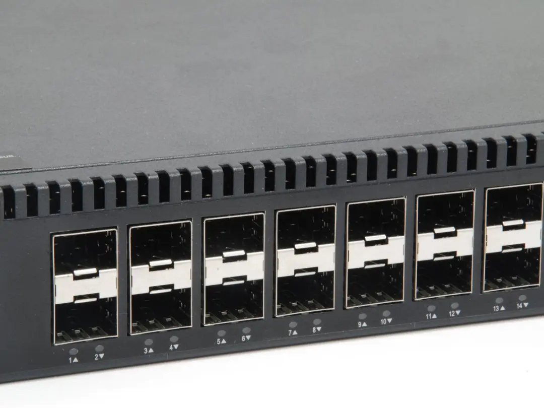 LevelOne GTL-2872 28-Port L3Lite Managed Switch - 20x SFP 4x 10GbE SFP+ - Zwart