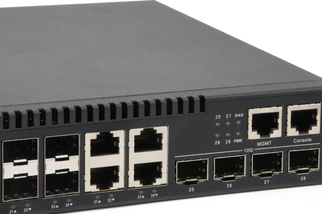 LevelOne GTL-2872 28-Port L3Lite Managed Switch - 20x SFP 4x 10GbE SFP+ - Zwart