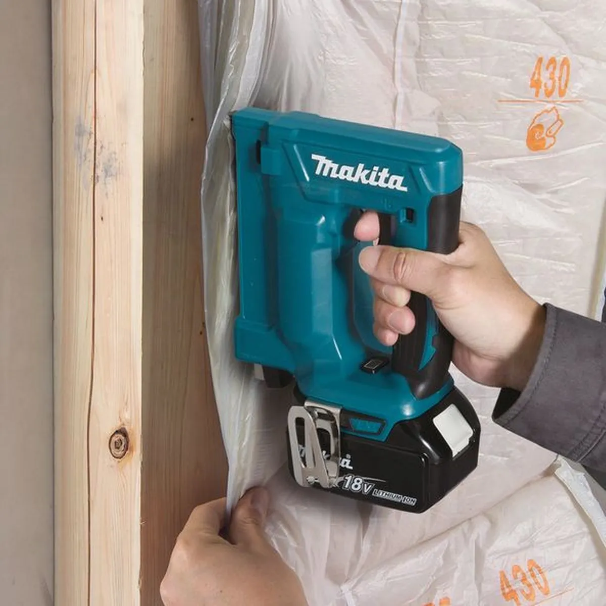 Makita DST112RTJ Nietmachine 18V - 2x 5.0Ah