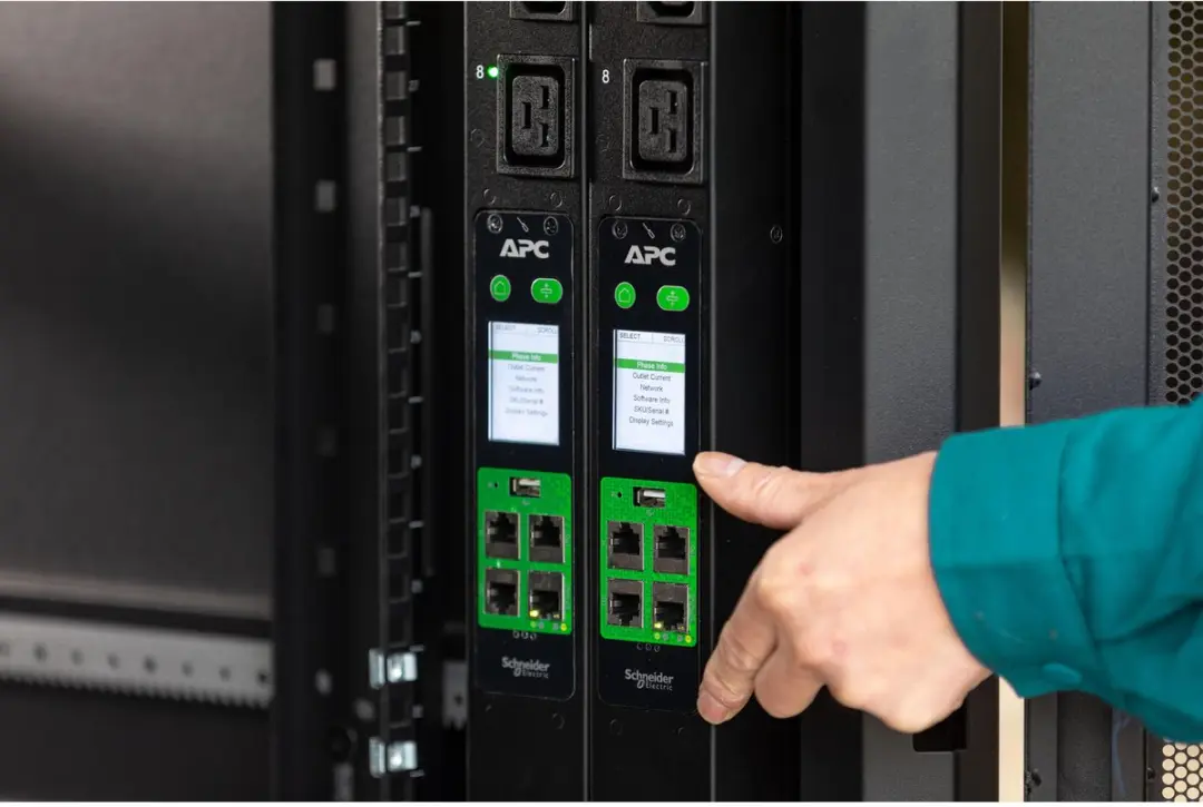 APC Easy PDU Metered 1U 16A 230V - 8x C13 - Zwart