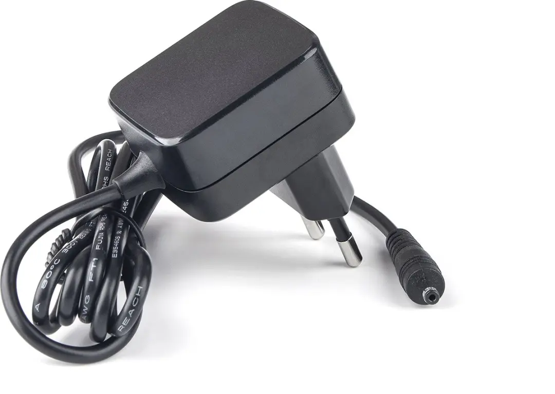 ACT AC1505 Universele Stroomadapter 5V 2A - Zwart