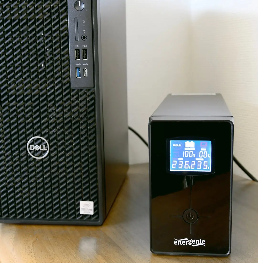 Energenie EG-UPS-034 UPS 900W - Zwart