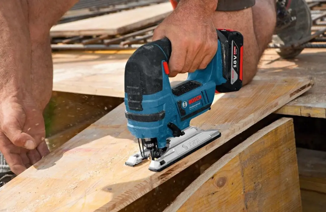 Bosch Professional GST 18 V-LI B Decoupeerzaagmachine - 2700 r/min - 3 Zaagbladen