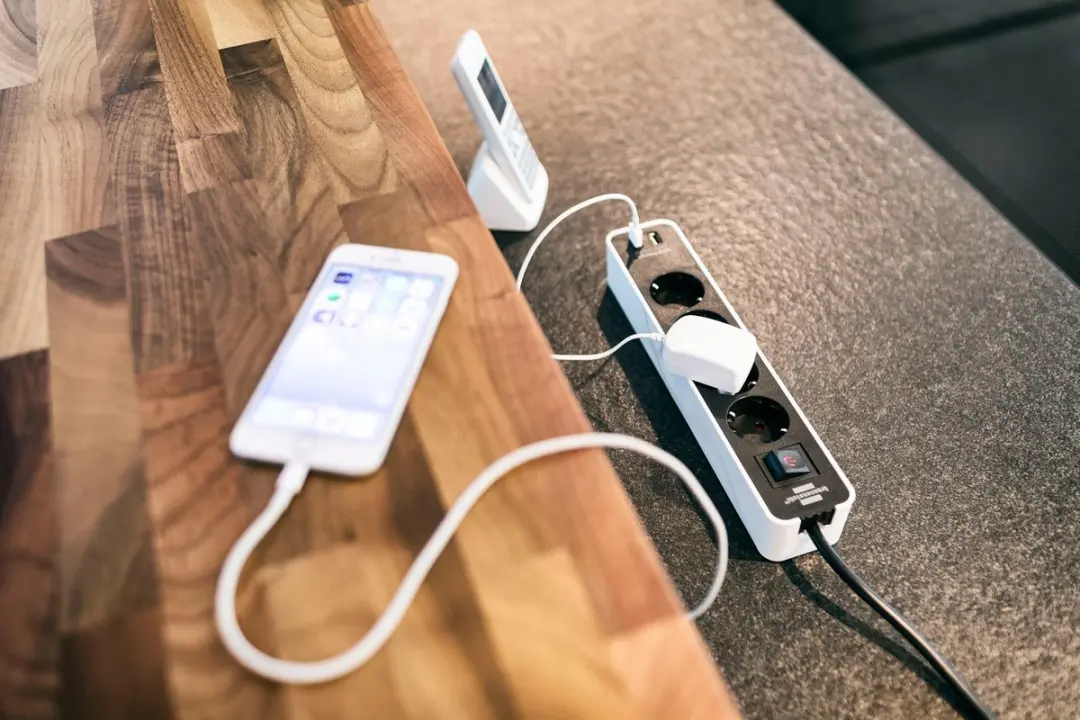 Brennenstuhl Ecolor 4-voudig USB-stekkerdoos 3500W - 2x USB 2,1A Wit/Zwart