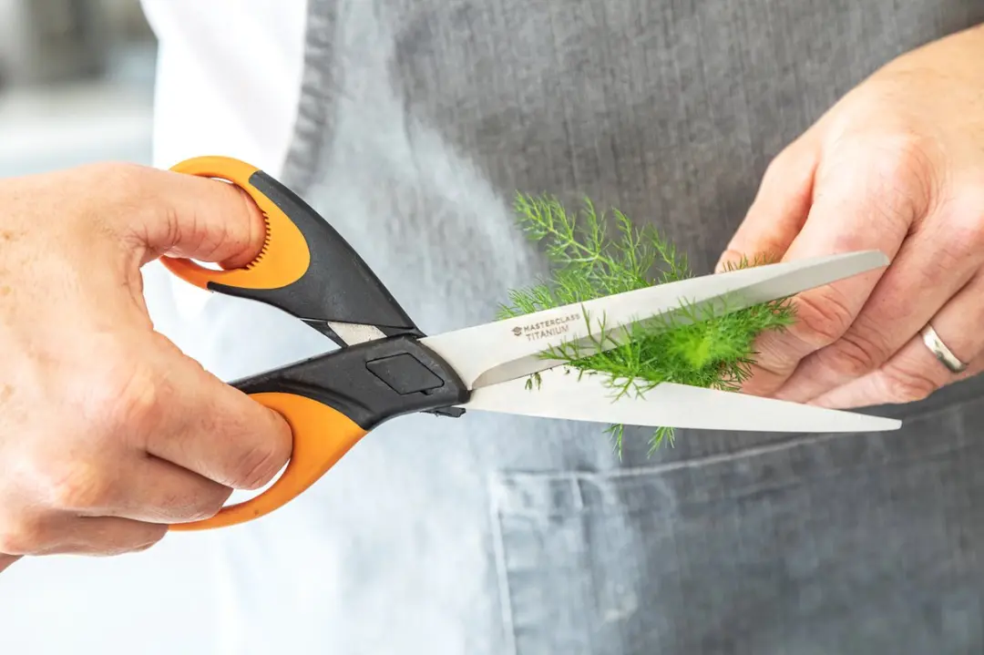 Masterclass Easy Grip Multifunctionele Keukenschaar - Titanium 24,4cm - Oranje/Zwart - afbeelding 2 van 3