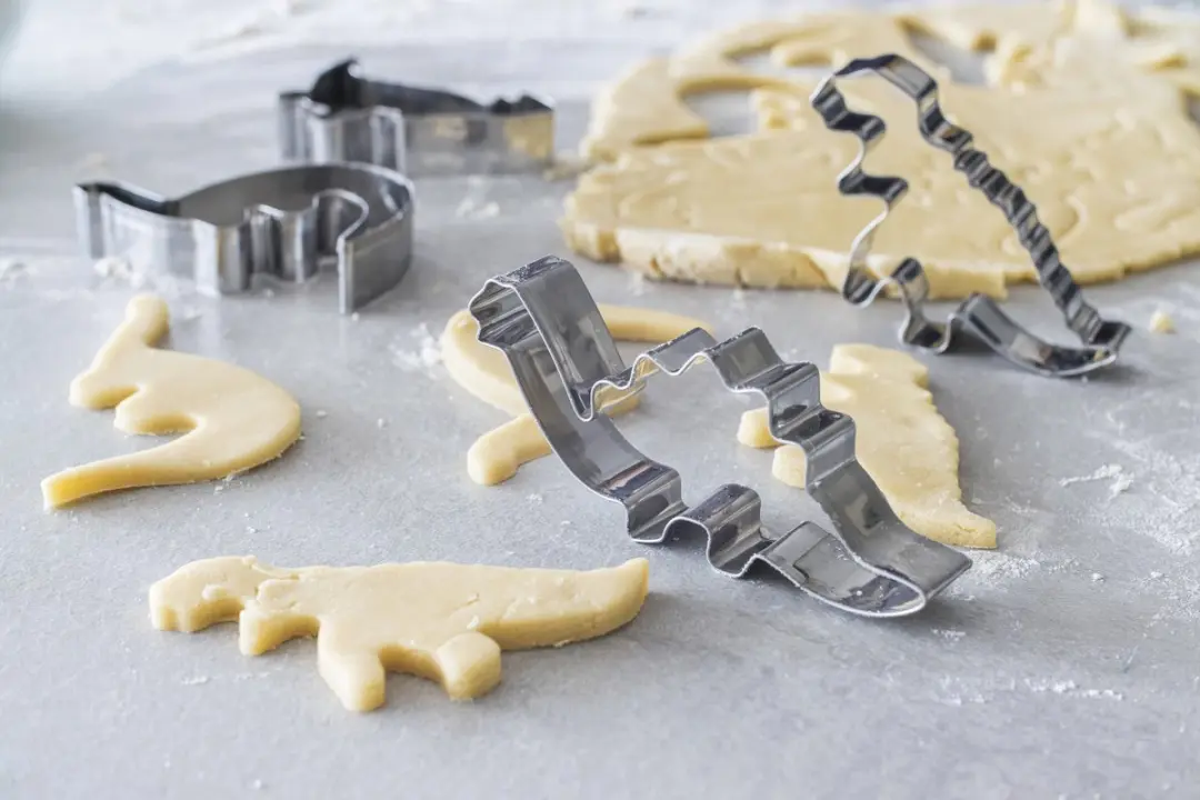 KitchenCraft Dinosaurus Uitstekers Set - 4 Stuks - Zilvergrijs