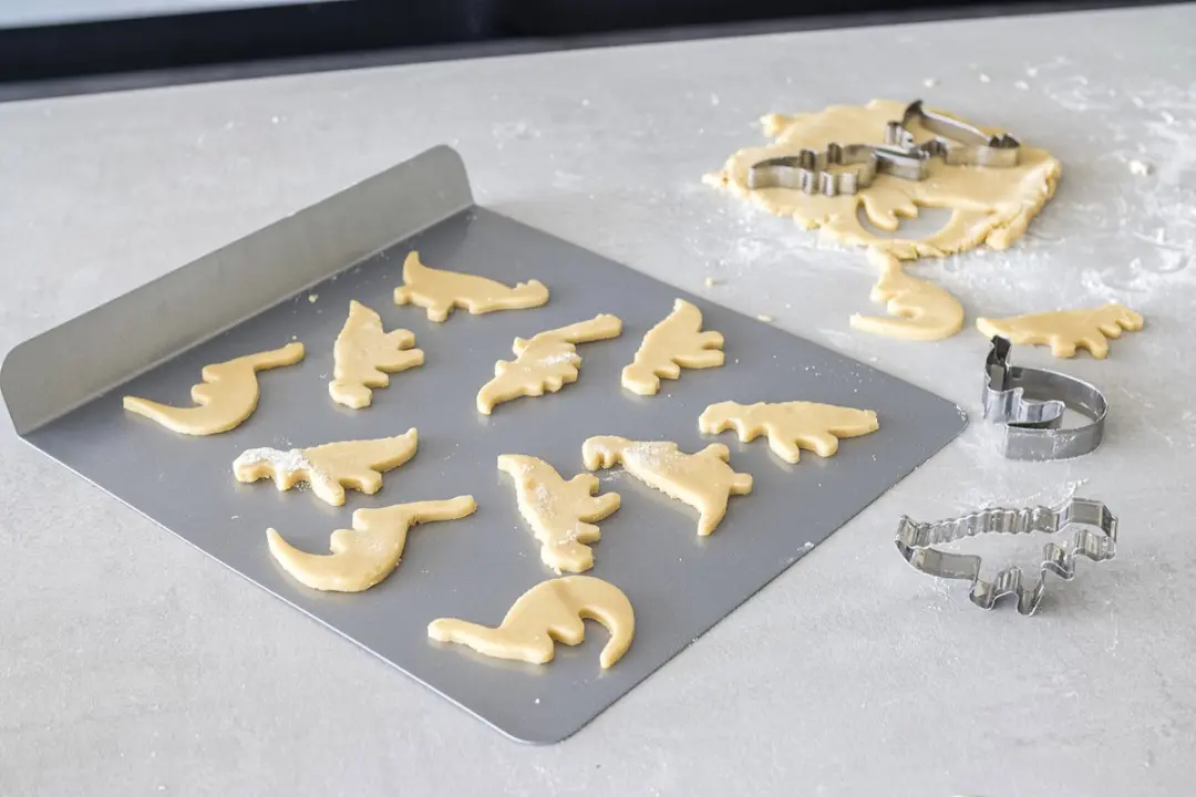KitchenCraft Dinosaurus Uitstekers Set - 4 Stuks - Zilvergrijs