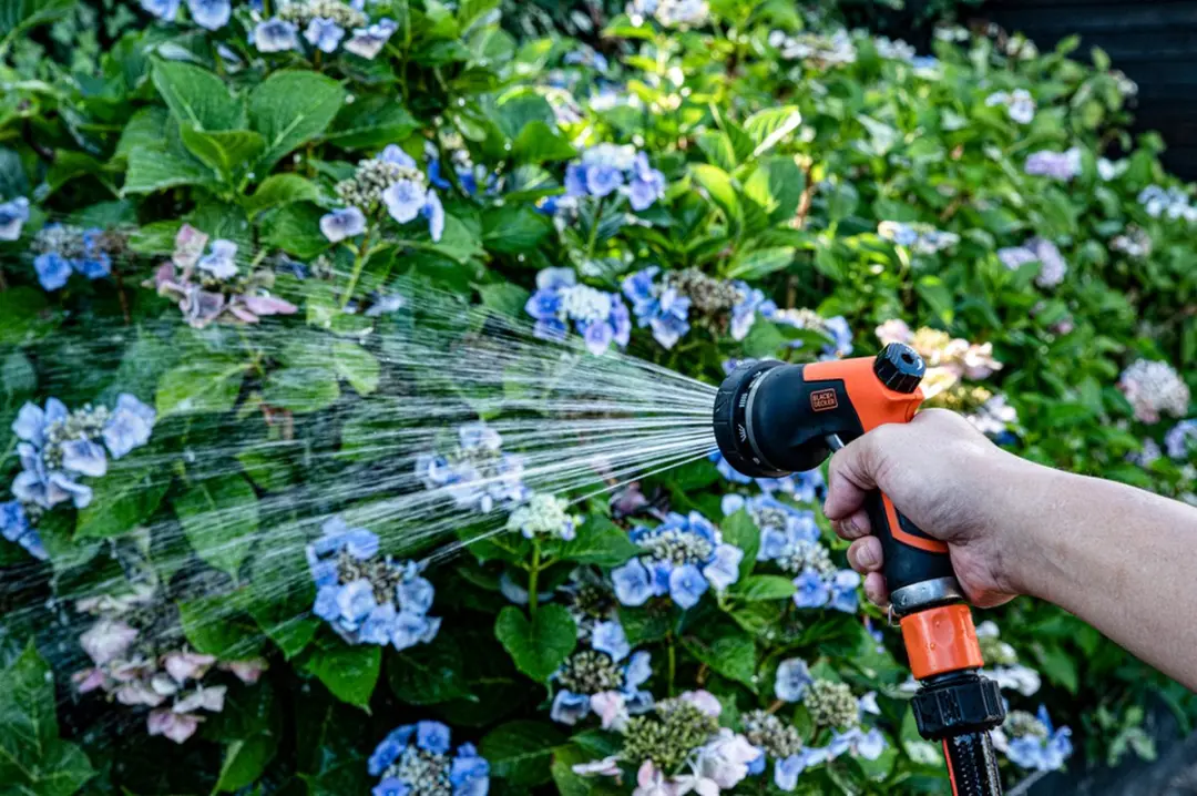 BLACK+DECKER Sproeikop met 3 Koppelingen - Aanpasbare Waterstroom - Zwart/Oranje