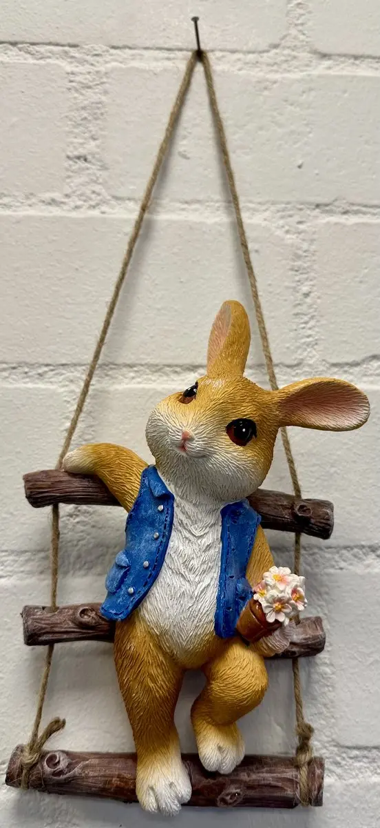 Impuls Hangend Konijn Decoratie Boomstammen