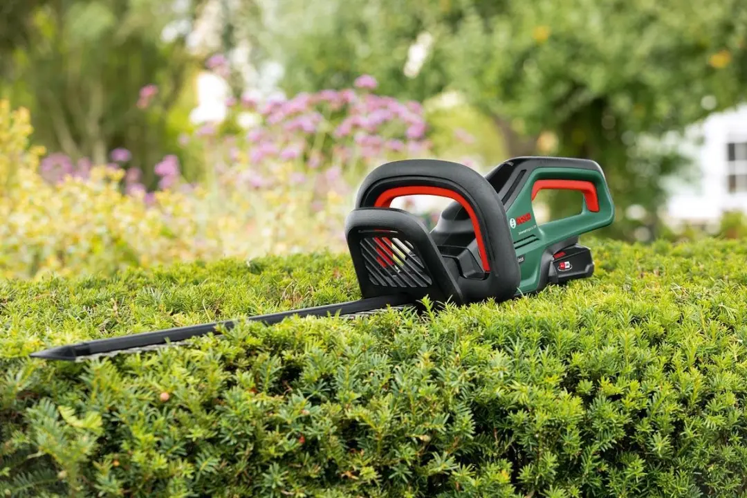 Bosch UniversalHedgeCut 18-55 Heggenschaar - 2x 18V 2500mAh - afbeelding 6 van 6
