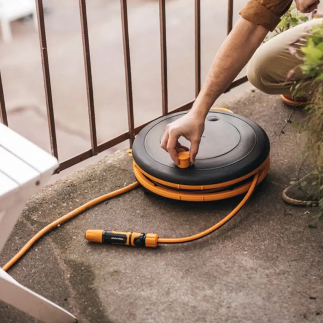 Fiskars Slanghaspel S 15m Wandbevestiging - Zwart Oranje
