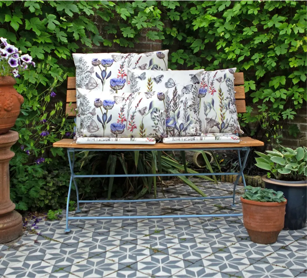 Anna's Collection Buitenkussen Bloem 60x60cm - Wit/Paars - Water- en UV-bestendig
