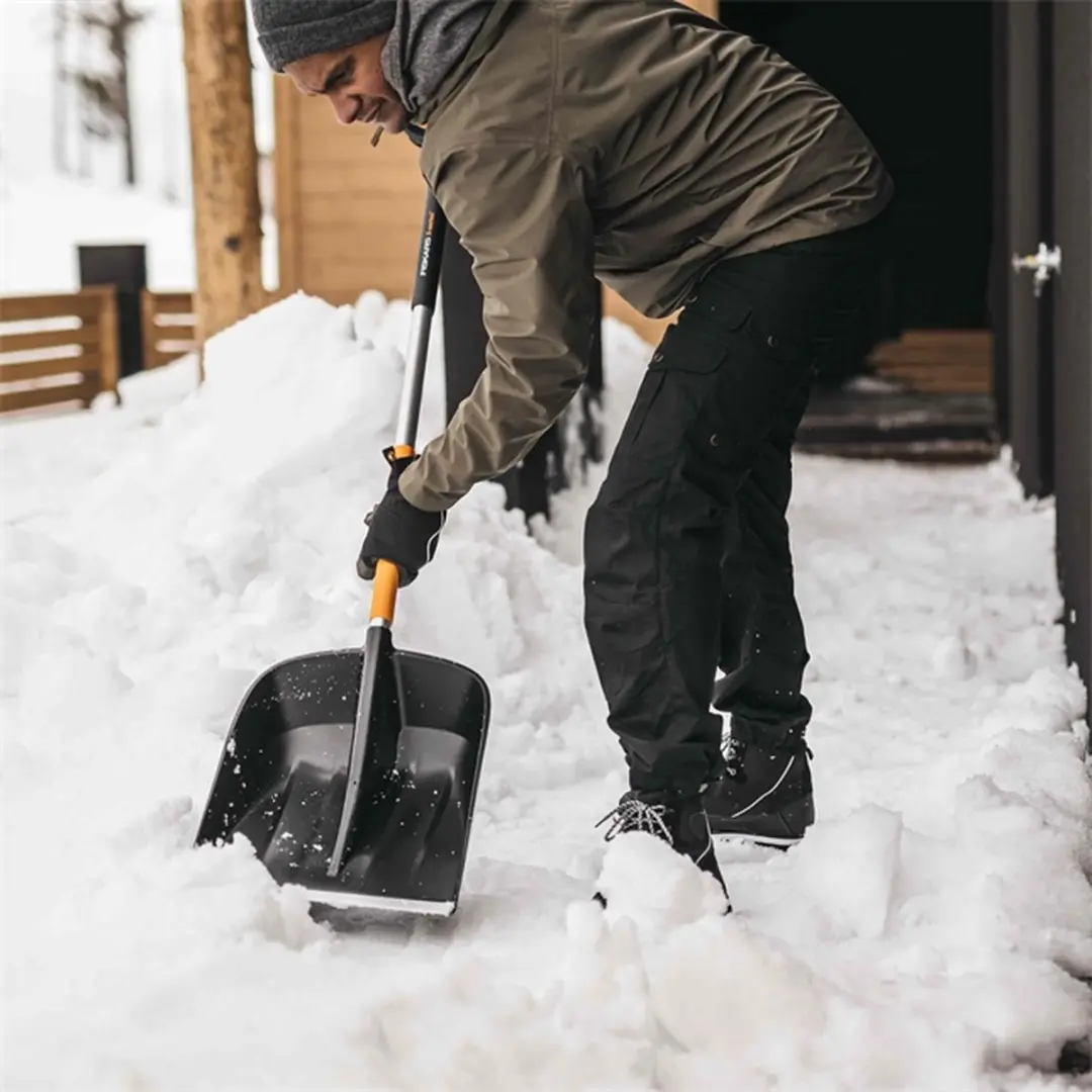 Fiskars X-Serie Telescopische Sneeuwschep 1057188 - Zwart