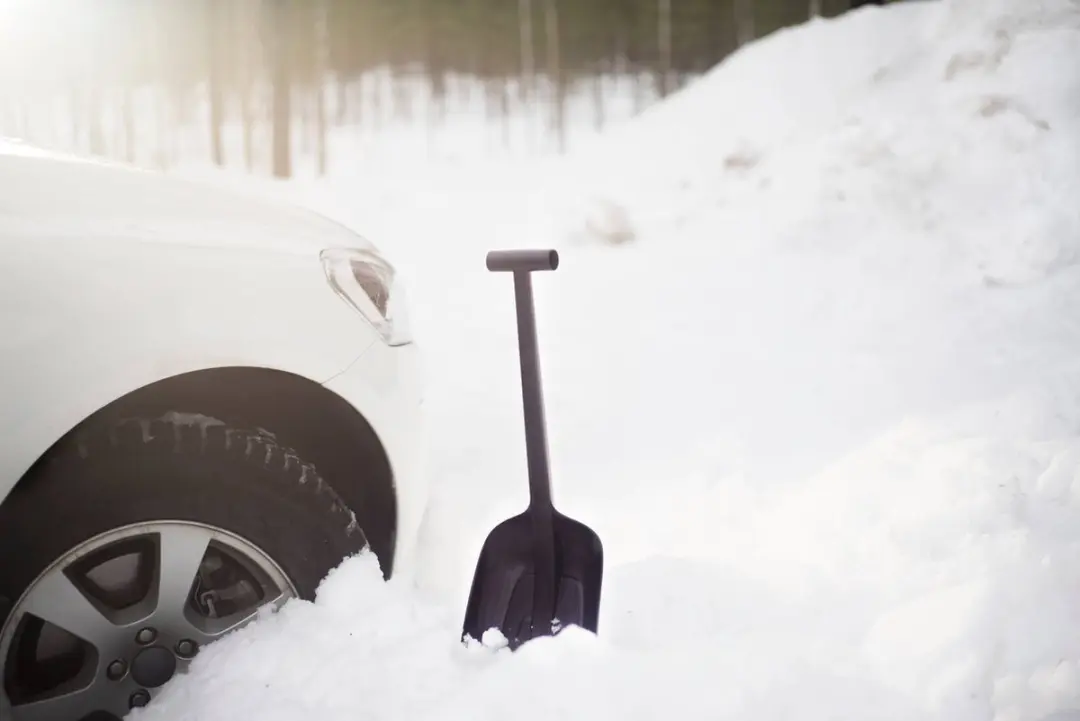 Fiskars Solid Sneeuwschep Metaal 63cm - Zwart