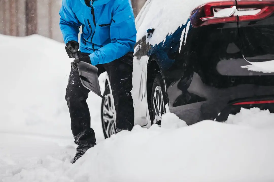 Fiskars Solid Sneeuwschep Metaal 63cm - Zwart
