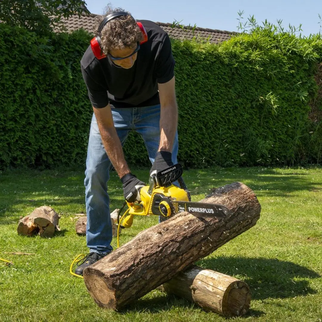Powerplus POWXG10024 Elektrische Kettingzaag 2400W - 40cm Zaagblad