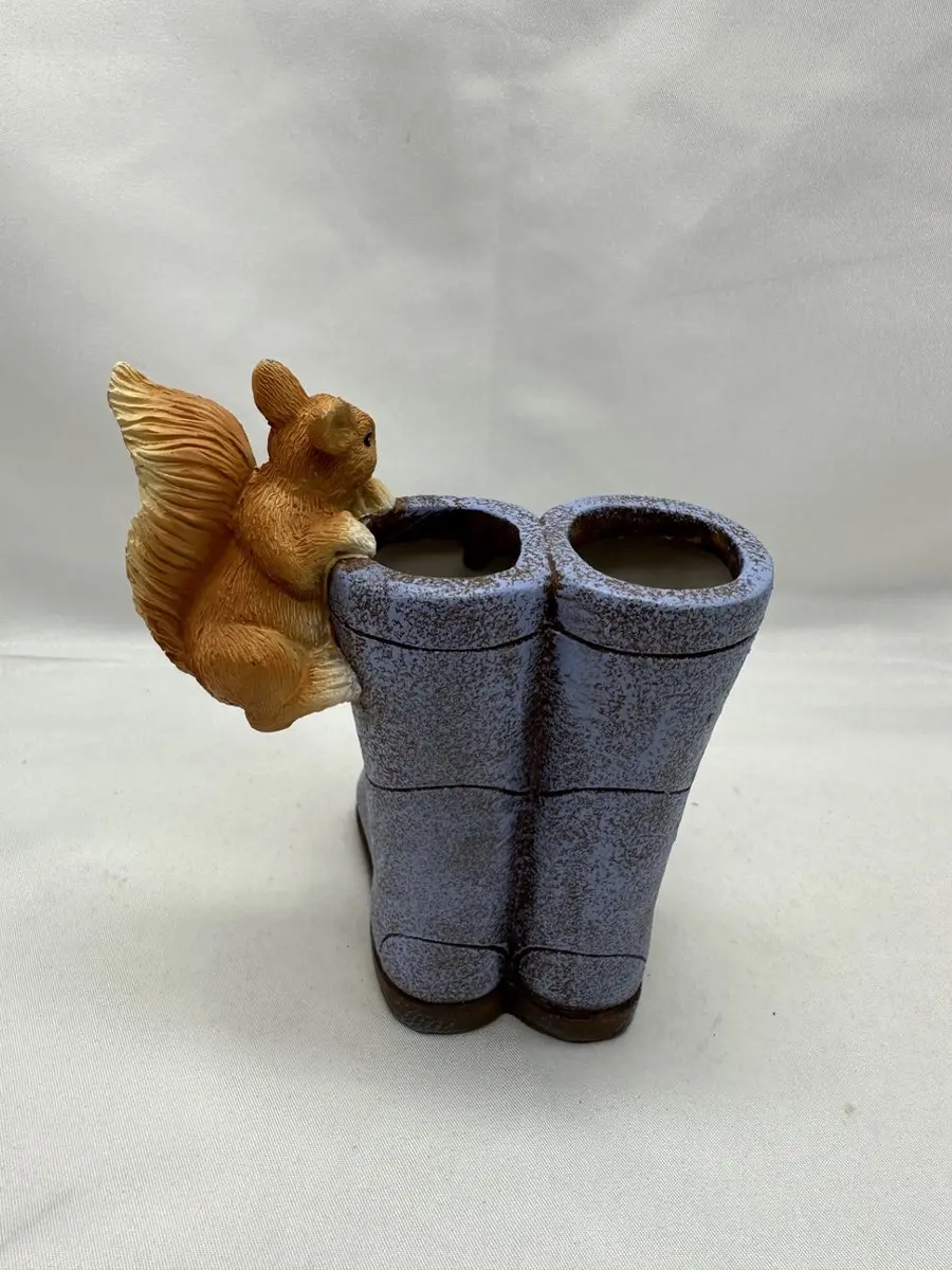 Impuls Eekhoorn op Paarse Laarzen - Tuindecoratie 11x10x8cm
