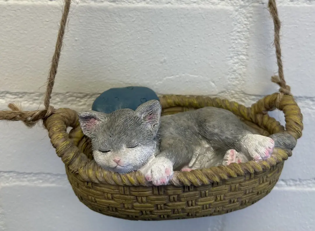Impuls Hangende Slapende Kat Polyresin - Grijs/Meerkleurig